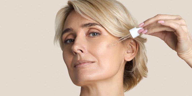 woman skin serum